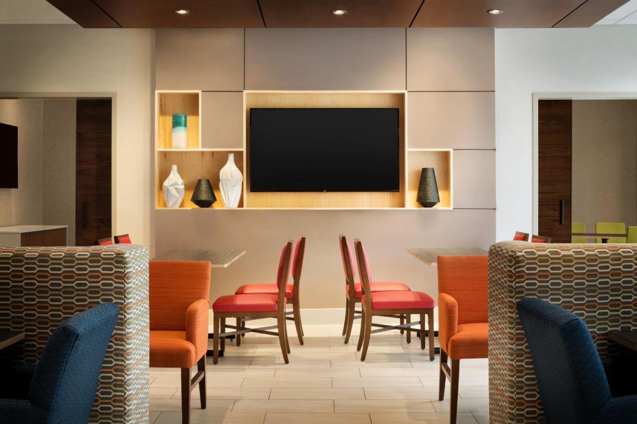 Holiday Inn Express & Suites - Milwaukee West Allis By Ihg Экстерьер фото
