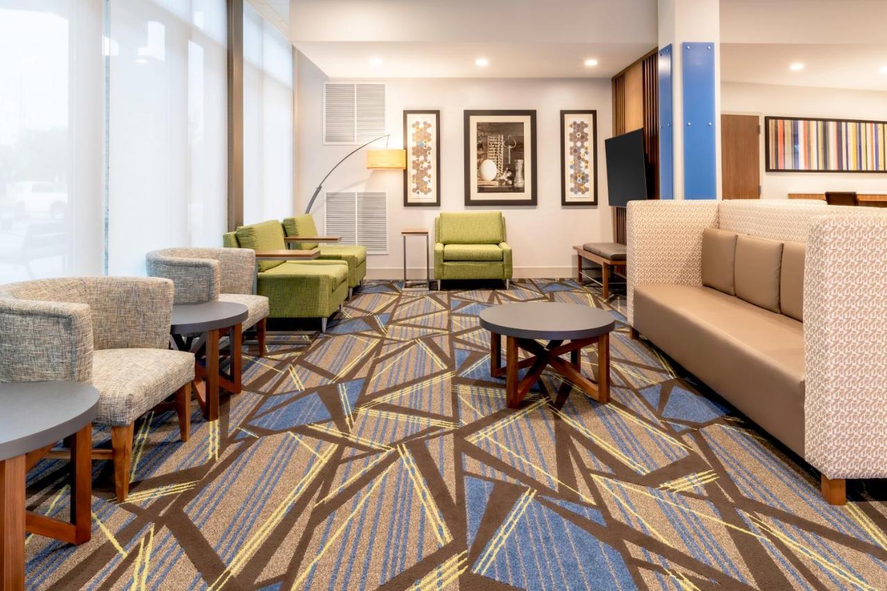 Holiday Inn Express & Suites - Milwaukee West Allis By Ihg Экстерьер фото