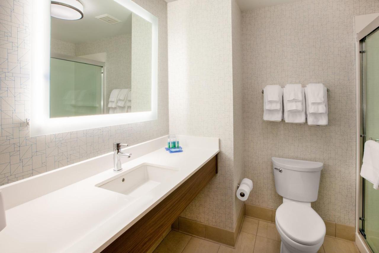 Holiday Inn Express & Suites - Milwaukee West Allis By Ihg Экстерьер фото