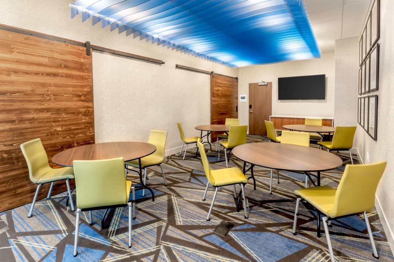 Holiday Inn Express & Suites - Milwaukee West Allis By Ihg Экстерьер фото