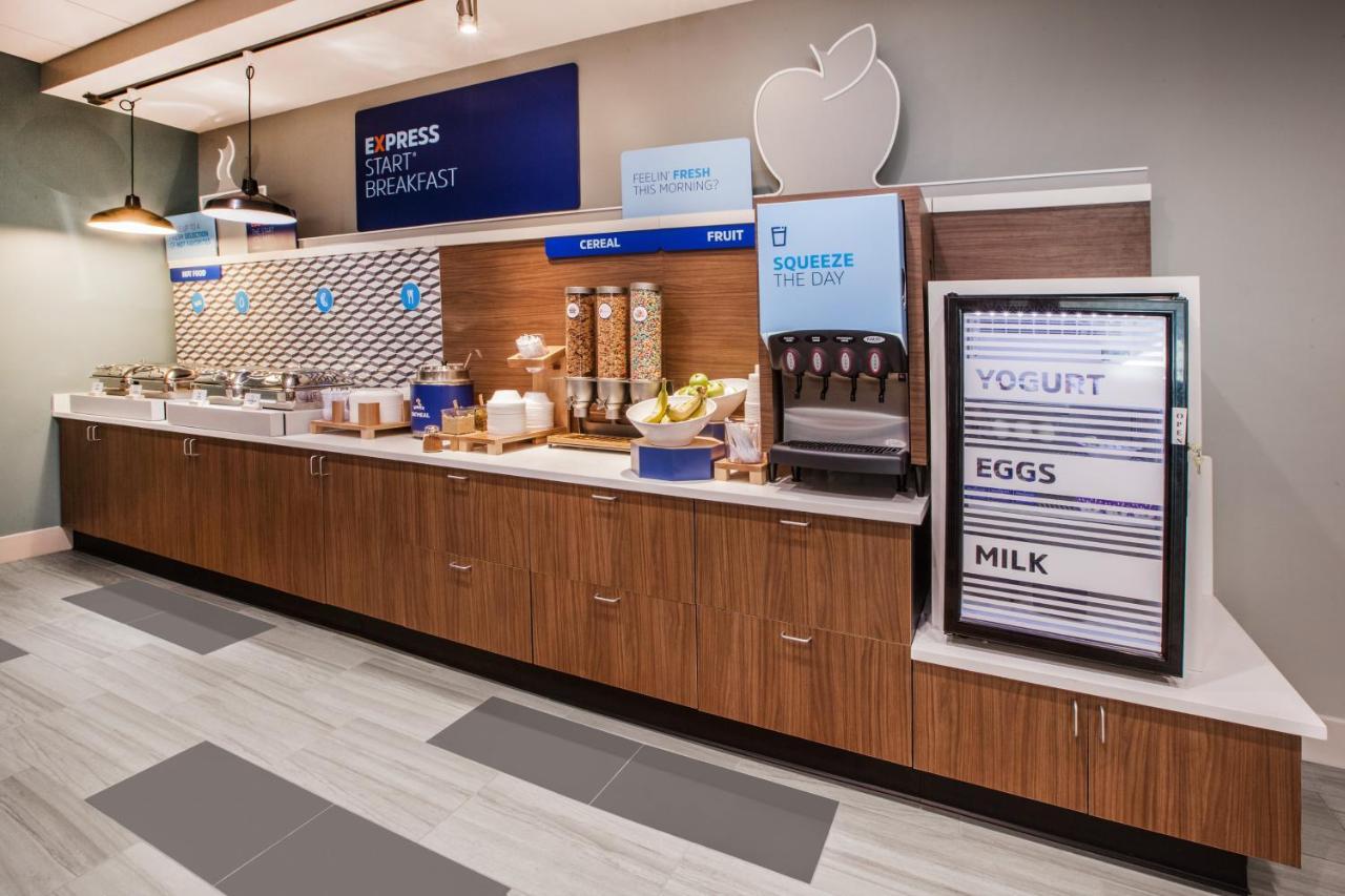 Holiday Inn Express & Suites - Milwaukee West Allis By Ihg Экстерьер фото