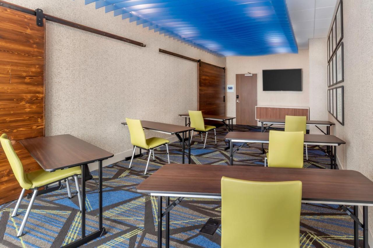 Holiday Inn Express & Suites - Milwaukee West Allis By Ihg Экстерьер фото