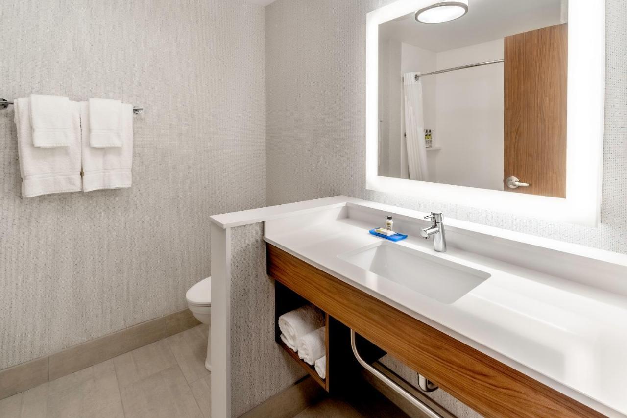 Holiday Inn Express & Suites - Milwaukee West Allis By Ihg Экстерьер фото